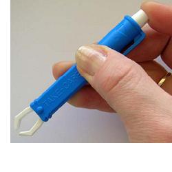 PINZETTA TOGLI ZECCHE IN PLASTICA BLISTER SINGOLO PINZETTA TOGLI ZECCHE IN PLASTICA BLISTER SINGOLO